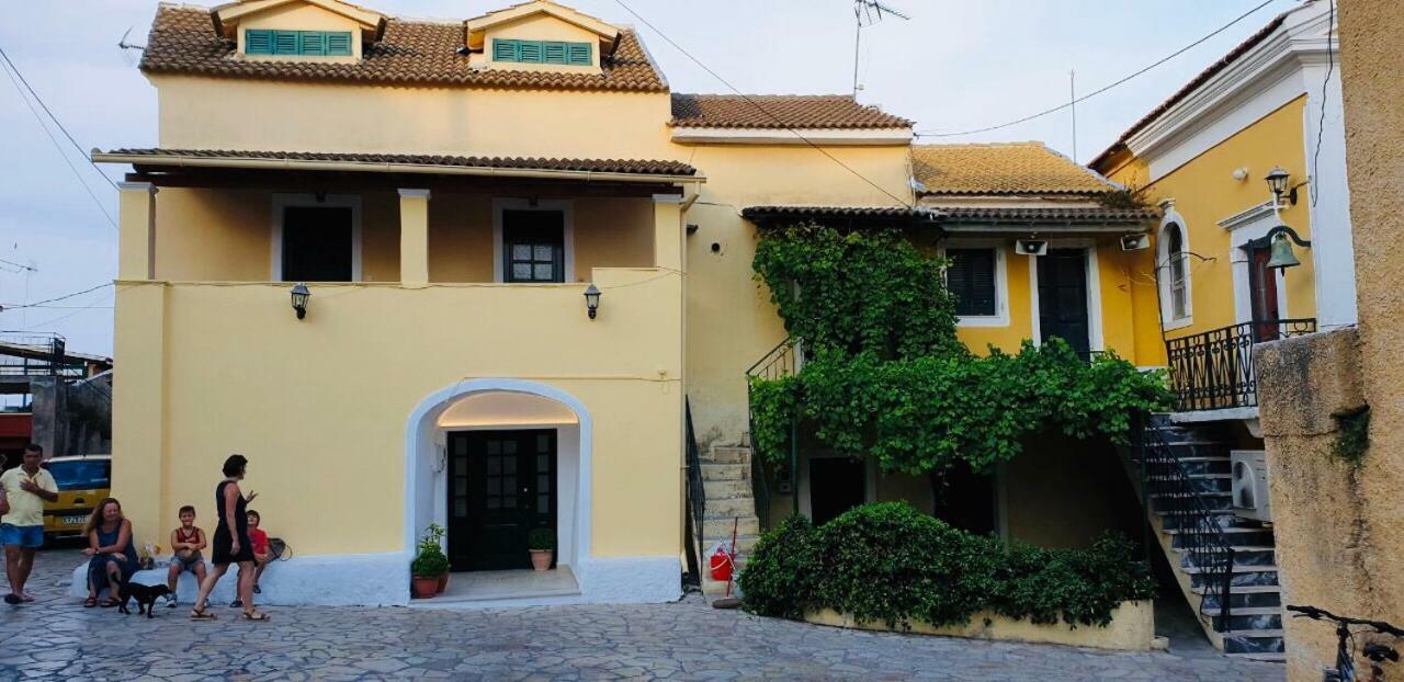 La Casa Del Barbiere * Argyrades